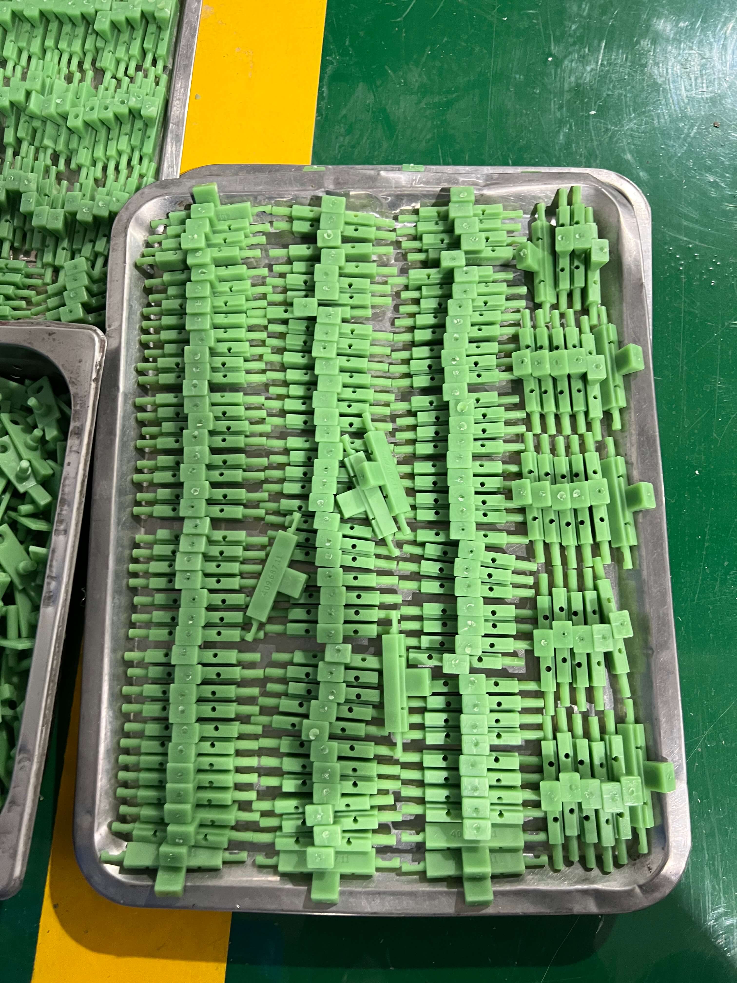 精密塑胶零部件生产场景