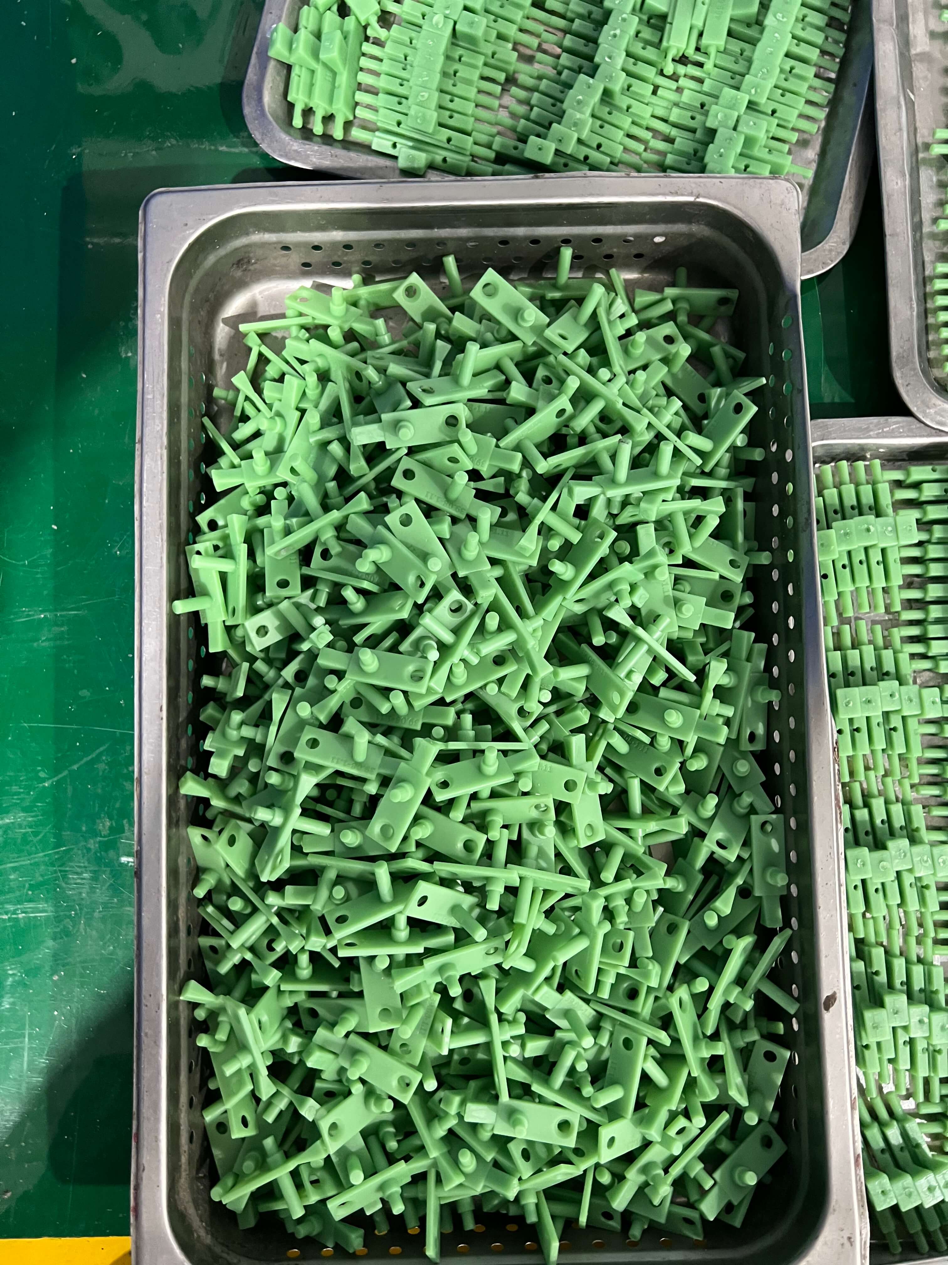 精密塑胶零部件生产场景