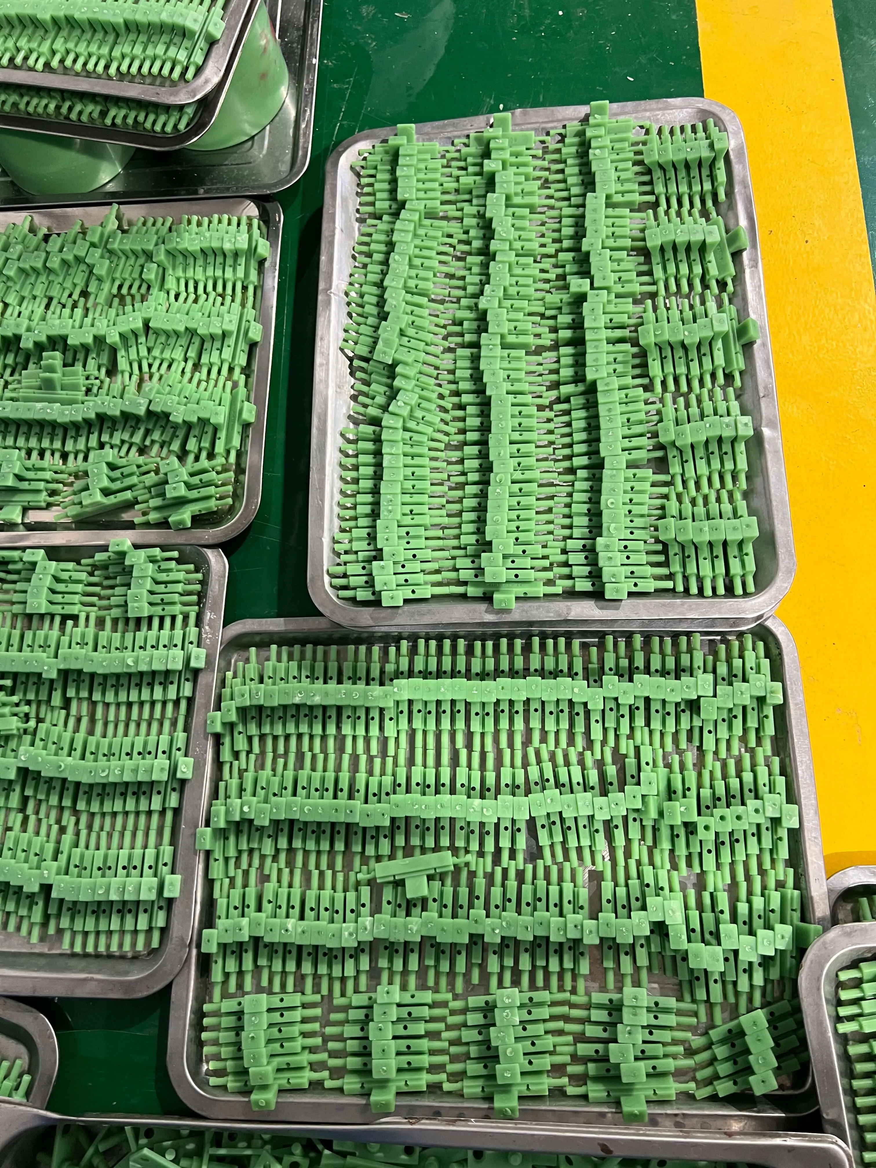 精密塑胶零部件生产场景